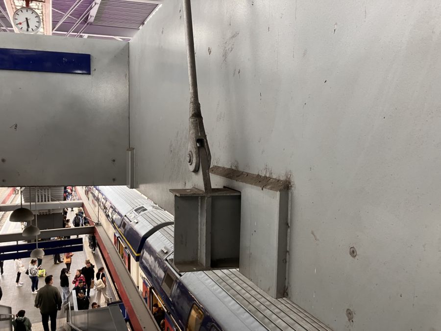 Auf den Zwischenstationen über den Perrons liegt Dreck, der nicht erst seit gestern dort ist.
