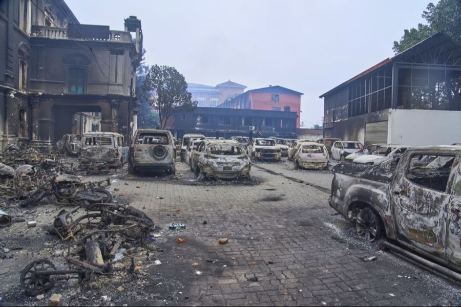 Ausgebrannte Fahrzeuge in Nepals Hauptstadt Kathmandu.