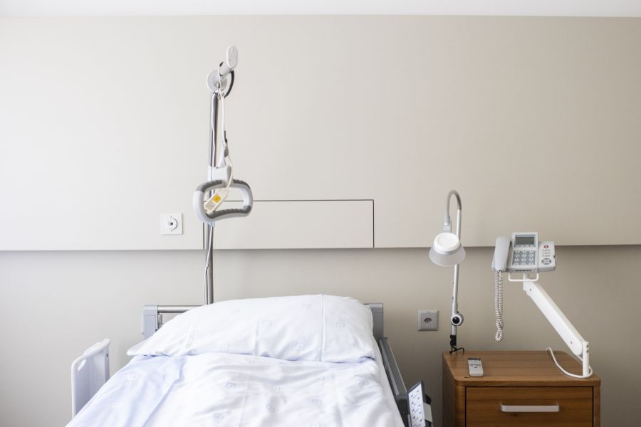 Die Frau versteht die Welt nicht mehr und zahlt die 6000 Euro vorerst selbst. Dann zieht sie vor das kantonale Sozialversicherungsgericht.