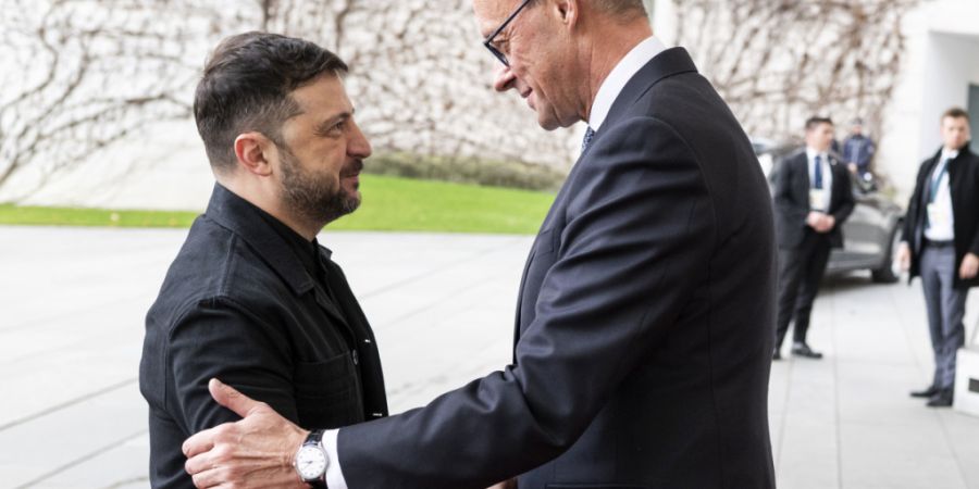 dpatopbilder - HANDOUT - Bundeskanzler Friedrich Merz (CDU, r) begrüßt Wolodymyr Selenskyj, Präsident der Ukraine, zu Ukraine-Gesprächen im Kanzleramt. US-Vertreter wollen in Berlin...