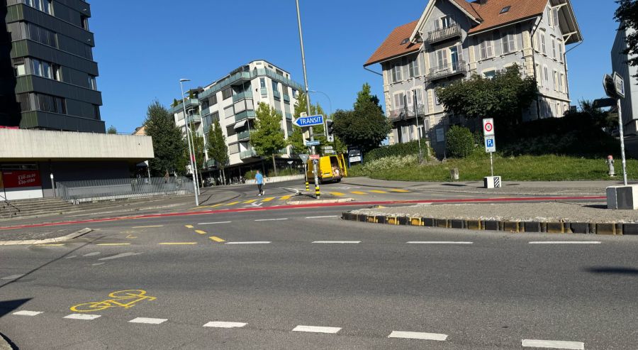 Auch an der Frutigenstrasse neben dem Bahnhof Thun ist der Velostreifen während einigen Metern rot eingefärbt.