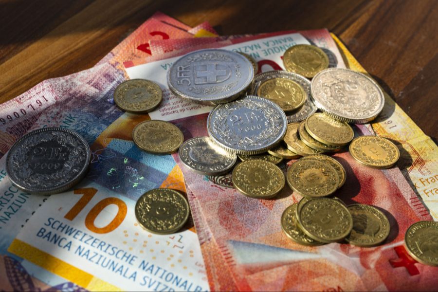 10'000 Franken muss er sofort bezahlen, die restlichen 80'000 Franken nur dann, wenn er in den nächsten drei Jahren wieder ein Vergehen begeht. (Symbolbild)