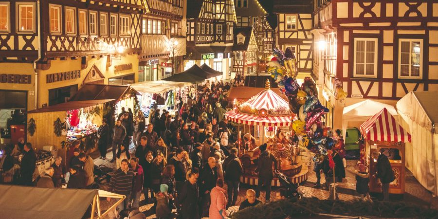 Und in Calw erstrahlt die Altstadt im Lichterglanz, während weihnachtliche Düfte und handgefertigte Geschenke Besucher in festliche Stimmung versetzen.