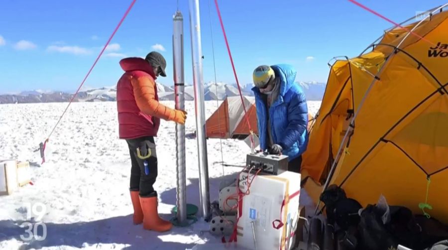 Wissenschaftler bohren 105 Meter lange Eisproben aus dem Gletscher, um Klima-Archive zu gewinnen.