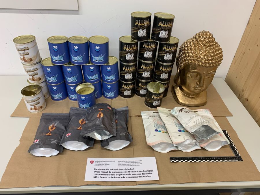 Im April 2024 hatte ein Zugreisender, der von Berlin nach Basel unterwegs war, eine Deko-Figur in Form eines Buddha-Kopfes dabei, in der Beamte Betäubungsmittel fanden.