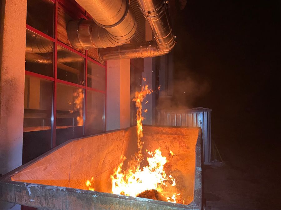 In einer Schreinerei in Celerina brannte eine Mulde.