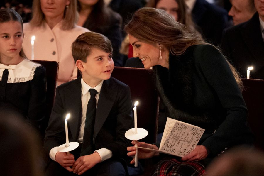 Beim Weihnachtssingen in der Westminster Abbey war Prinz Louis erstmals wieder öffentlich dabei.