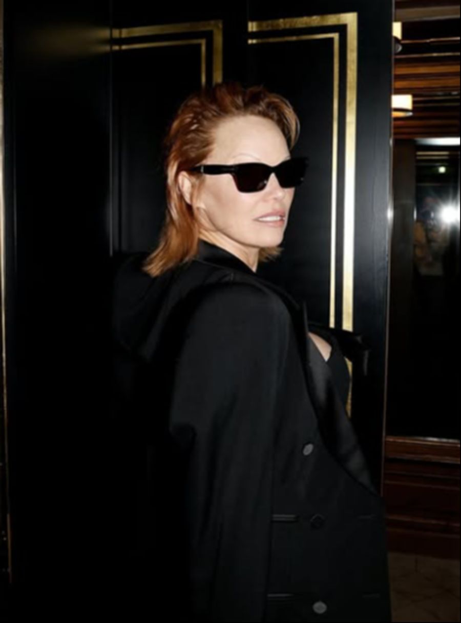 Pamela Anderson in Paris bei der Fashion Week.