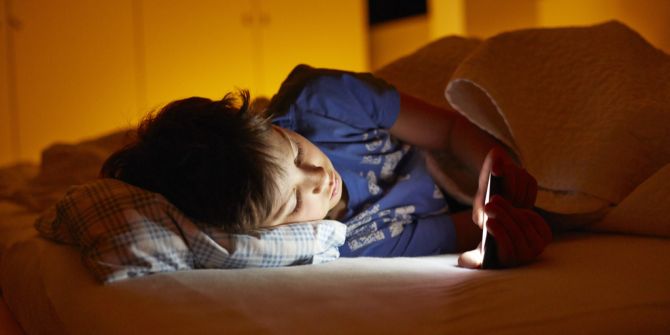 Handy im Bett