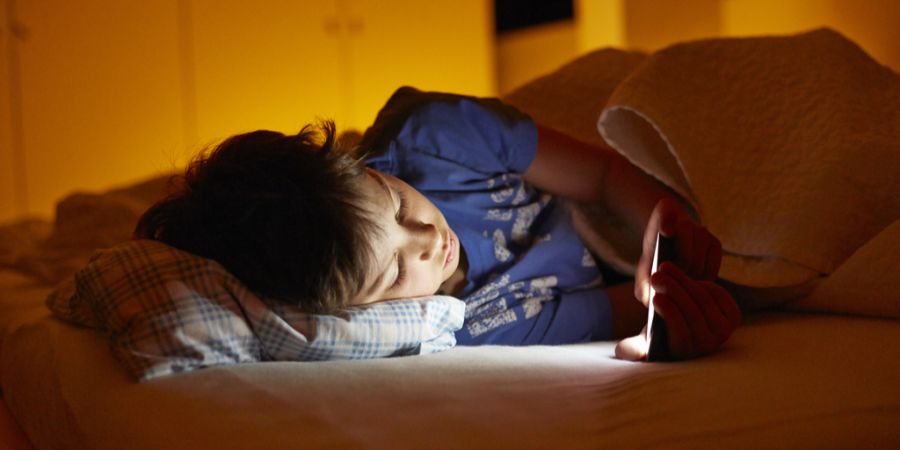 Handy im Bett