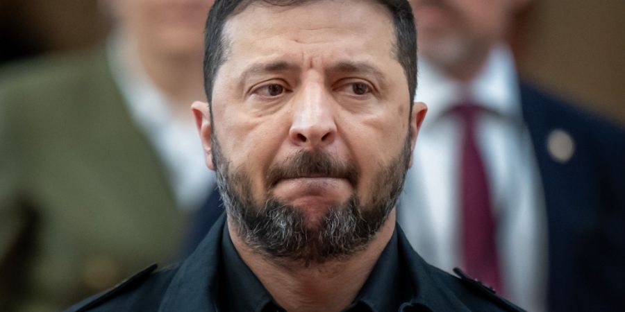 ARCHIV - Wolodymyr Selenskyj, Präsident der Ukraine, kommt zum Gipfeltreffen der Europäischen Politischen Gemeinschaft an. Foto: Michael Kappeler/dpa