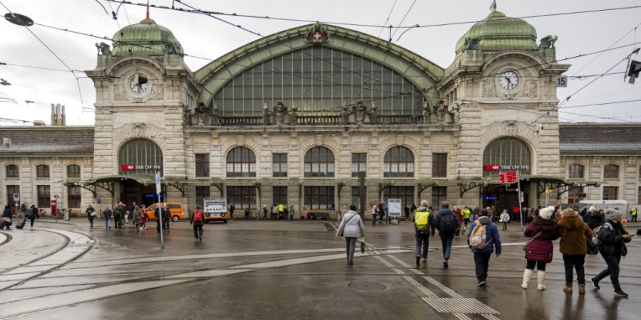 Dieses Jahr konnte die Kantonspolizei Basel-Stadt Taschendiebinnen und -diebe vor allem am Bahnhof SBB und auf der Innenstadtachse feststellen. (Archivbild)