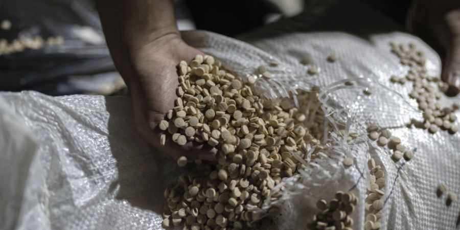 ARCHIV - Mitglieder der syrischen Sicherheitskräfte inspizieren Amphetaminpillen in einem militärischen Hauptquartier, in dem es vor dem Sturz der Regierung von al-Assad hergestellt w...