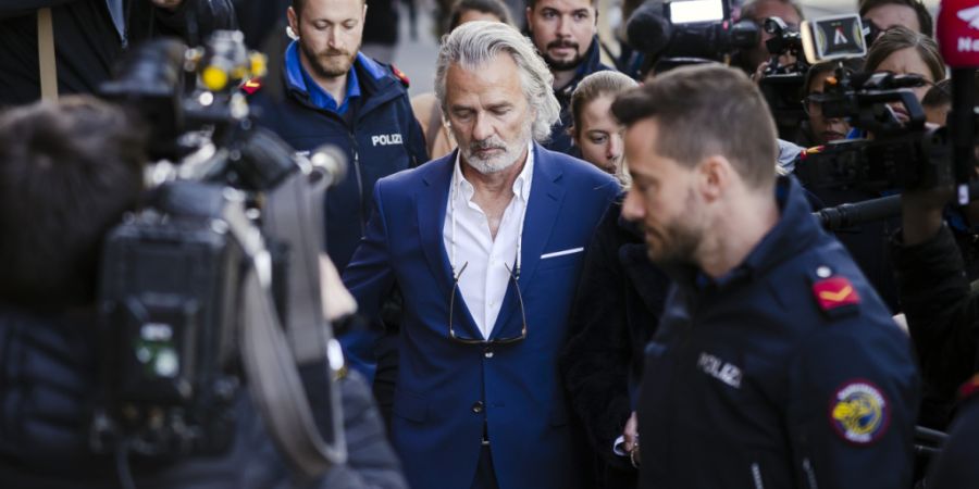 Beat Stocker (Bildmitte) nach der Urteilseröffnung im Raiffeisen-Prozess im April 2022. Er sah seine Rechte durch die Berichte auf «Inside Paradeplatz» verletzt. Die Staatsanwaltschaft...