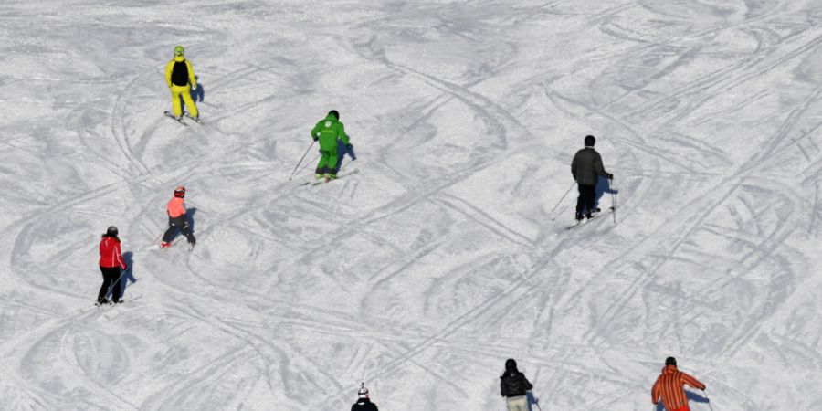 ARCHIV - Skifahrer fahren bei Sonnenschein auf einer Skipiste. Foto: Angelika Warmuth/dpa