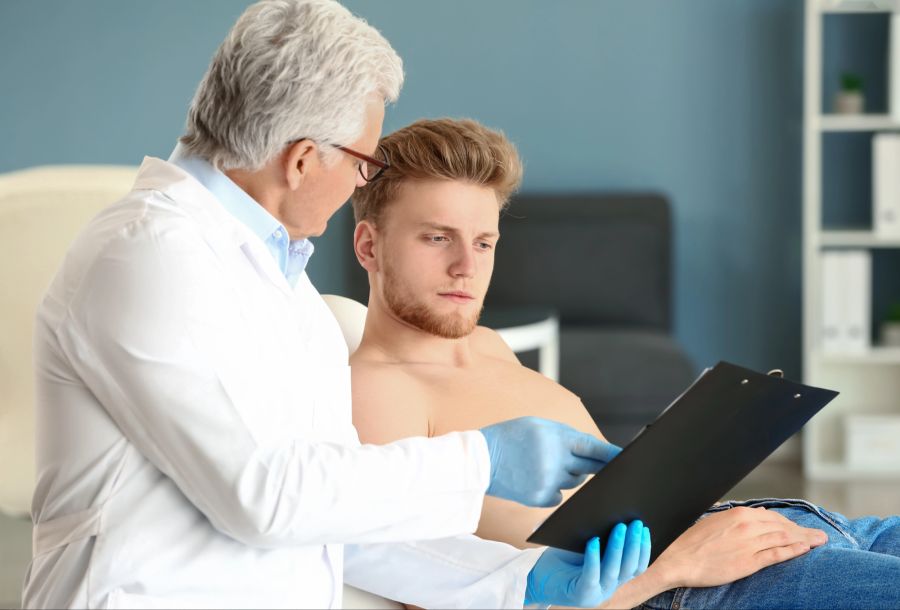 Mann beim Urologen, Arztbesuch