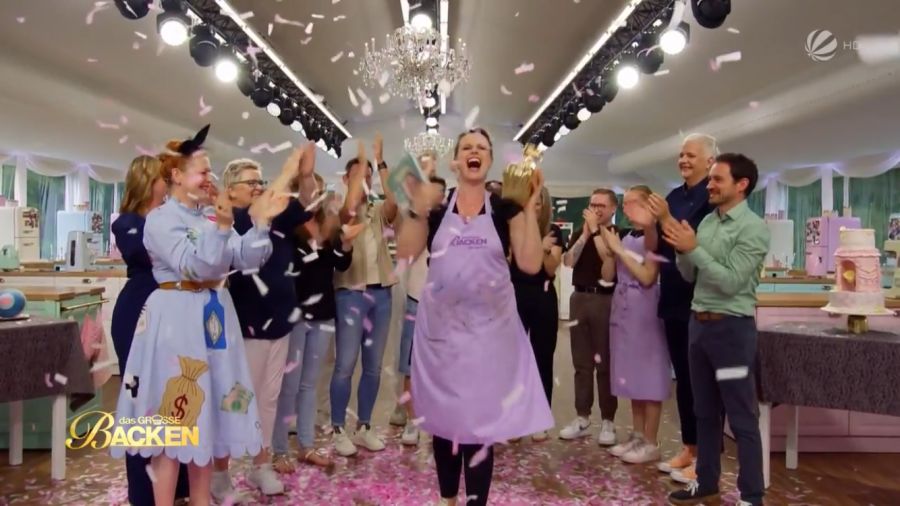 Jacqueline Schweizer gewinnt die 13. Staffel von «Das grosse Backen» – und holt den Goldenen Cupcake erstmals in die Schweiz.