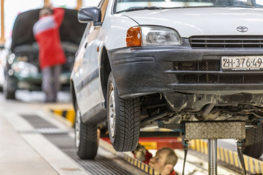 Die Prüfintervalle bei älteren Autos sind kürzer, was wiederum mehr Arbeit für die Prüfstellen zur Folge hat.