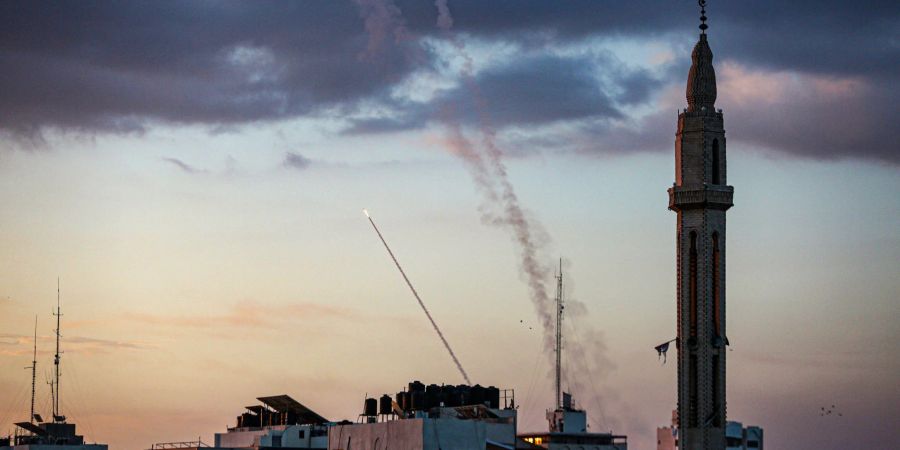 Am Himmel über Gaza-Stadt sind Raketen zu sehen, die in Richtung Israel fliegen.