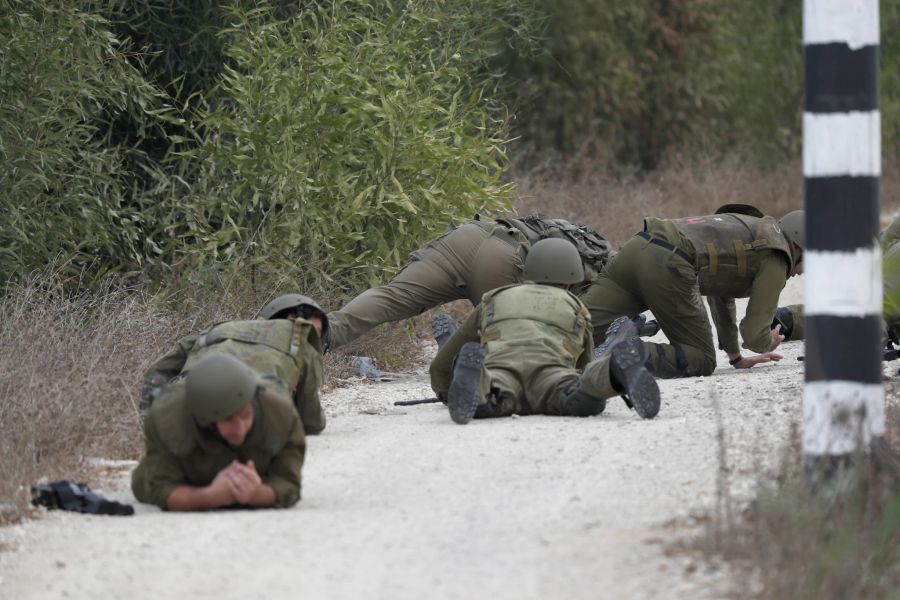 Israelische Soldaten gehen in Deckung vor erneuten Angriffen der Hamas.