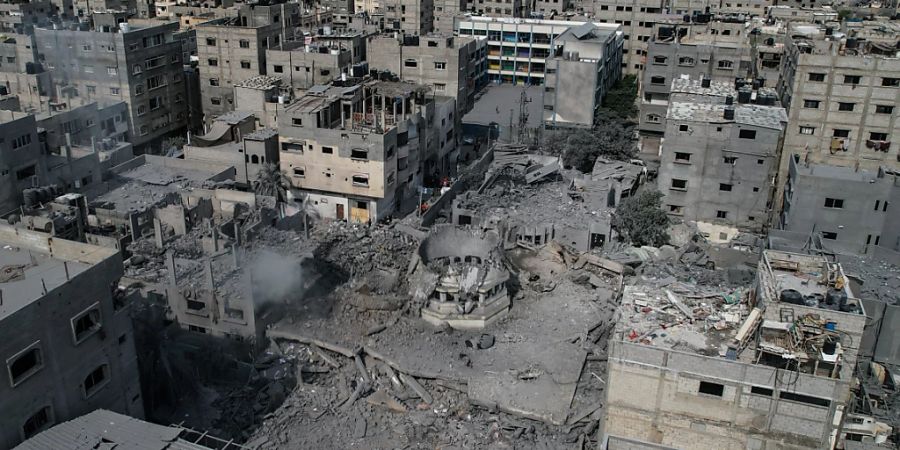 Die Überreste der Ahmed-Jassin-Moschee. Israel hat als Reaktion auf den massiven Angriff durch die Hamas Luftangriffe im Gazastreifen durchgeführt. Foto: Mohammed Talatene/dpa