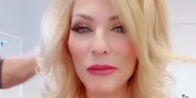 Nach Krebs - Moderatorin Sonya Kraus hat wieder eigene Haare