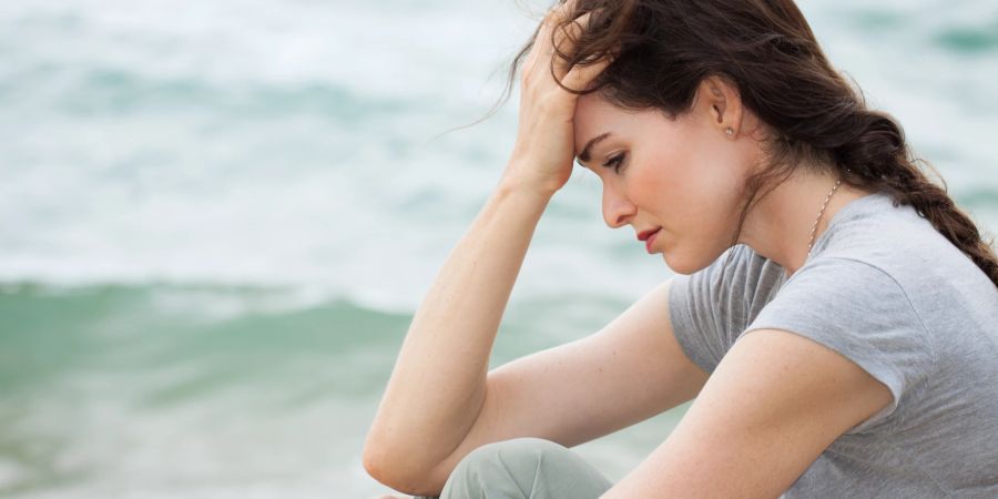 Frau nachdenklich am Meer