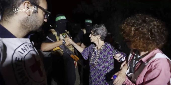 Dieses Bild stammt aus einem Video, das von den Al-Qassam-Brigaden auf ihrem Telegram-Kanal veröffentlicht wurde. Es zeigt Yocheved Lifshitz, 85, wie sie einem Hamas-Mitglied die Hand schüttelt und sich bedankt, als sie an einem unbekannten Ort zum Roten Kreuz gebracht wird, Montag, 23. Oktober 2023. Israel Krieg Geiseln