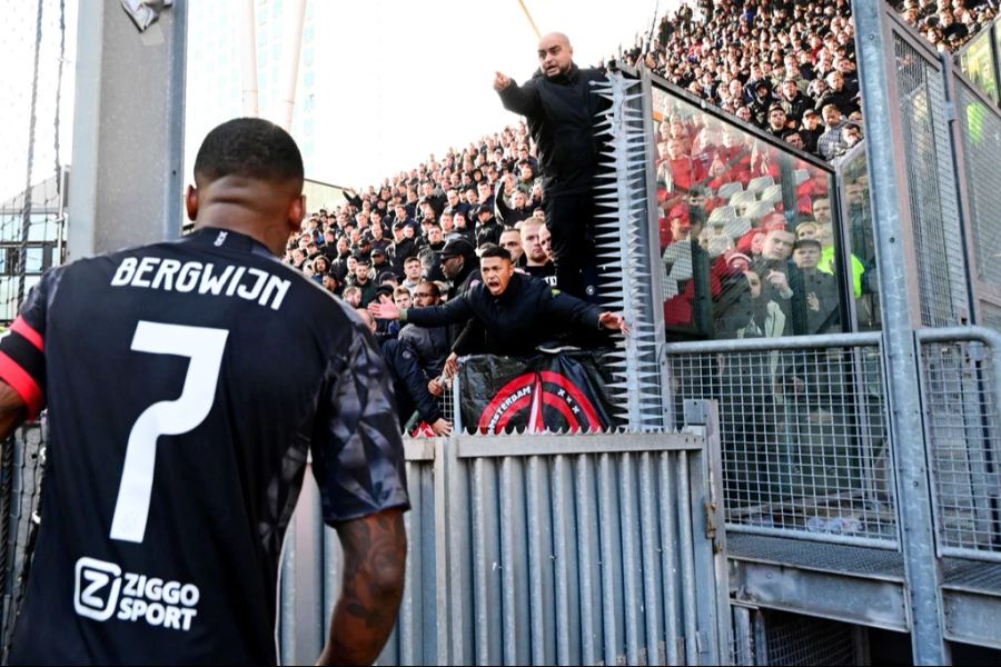 Nach der 3:4-Pleite gegen Schlusslicht Utrecht müssen sich die Ajax-Spieler einiges von den Fans anhören.