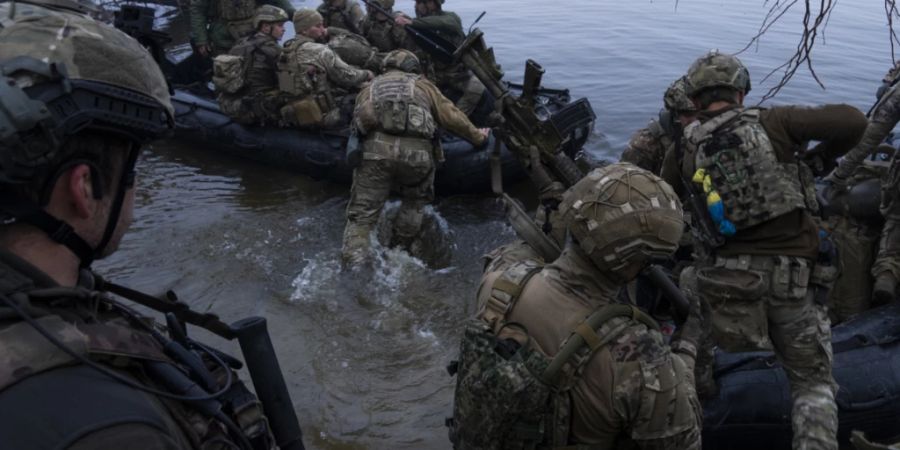 Ukrainische Soldaten steigen in ein Boot am Ufer des Flusses Dnipro an der Frontlinie nahe Cherson. Foto: Mstyslav Chernov/AP/dpa