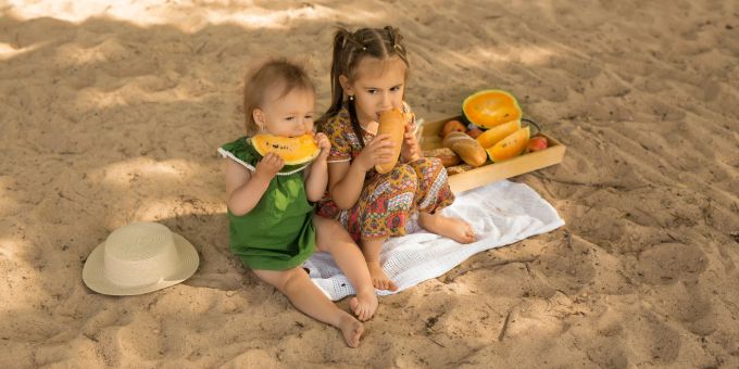 Auf Reisen entdecken Kinder auch neue kulinarische Spezialitäten. Kinder Reisen