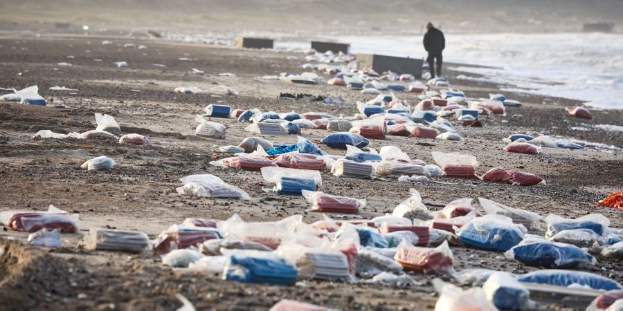 Der Küstenstreifen zwischen Tranum und Slette Strand in Dänemark ist gesäumt von gestrandeten Containern.