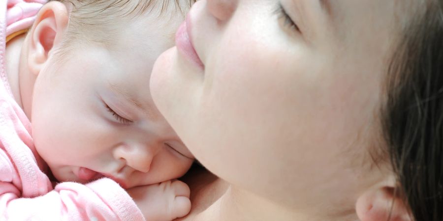 Wenn das Baby schläft, dürfen Mütter sich selbst etwas Ruhe gönnen.