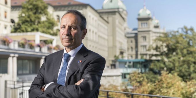 Der EU-Botschafter in der Schweiz, Petros Mavromichalis, vor dem Bundeshaus in Bern.