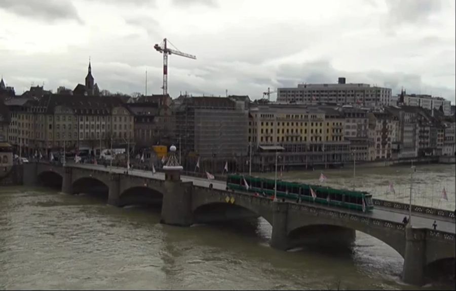 Blick auf den Rhein in Basel am Montagnachmittag.