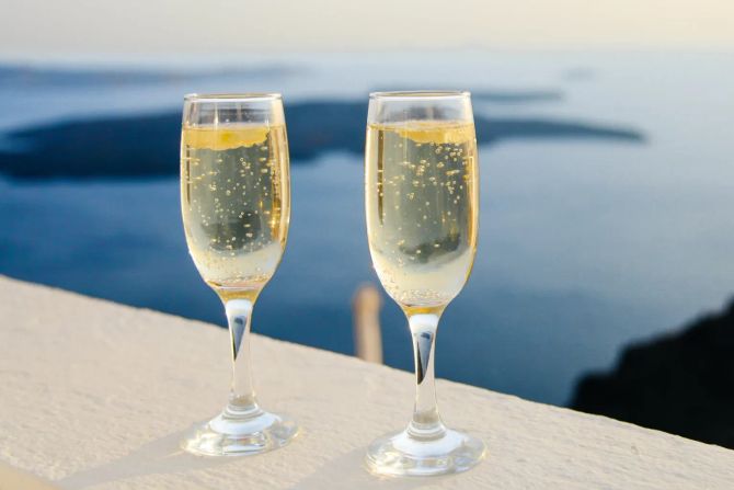 Champagnergläser vor meeres-kulisse