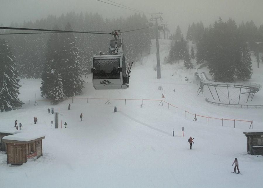 Auch die Webcams am Flumserberg SG zeigen eine eher düstere Stimmung auf.