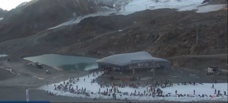 Zahlreiche Athleten holen sich auf dem Pitztaler Gletscher den letzten Schliff. Das sorgt für Platzmangel auf dem Gletscher.