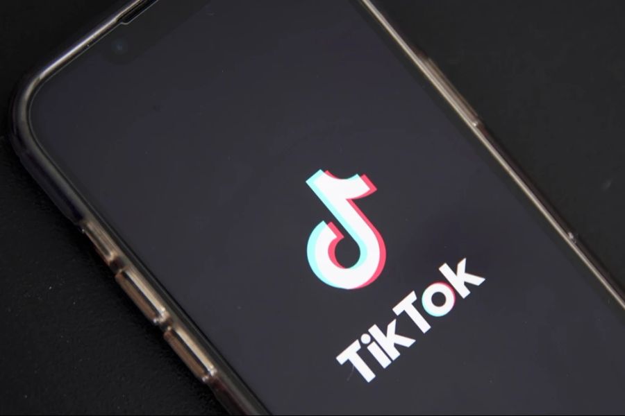 Der Algorithmus von Tiktok favorisiert emotionale, negative Inhalte. Diese werden in der Regel vermehrt vorgeschlagen und von mehr Nutzerinnen und Nutzer gesehen.