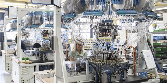 Der Abbau von Dormakaba betrifft auch die Produktion in der Schweiz - im Bild ein Abfüllautomat für Schliesszylinder in Wetzikon. (Archivbild) Der Abbau von Dormakaba betrifft auch die Produktion in der Schweiz - im Bild ein Abfüllautomat für Schliesszylinder in Wetzikon. (Archivbild)