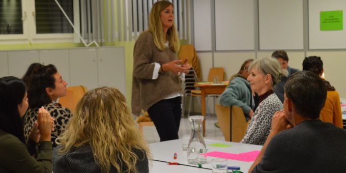 Katharina Johner schildert den Besuchenden ihre Erfahrungen in der Kommunikation mit Eltern. Vortrag