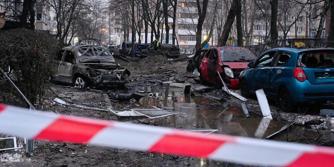 Absperrband vor beschädigten Autos nach einem Raketenangriff der russischen Armee. Dreiundfünfzig Menschen sollen durch den Raketenangriff verletzt worden sein. Ukraine Krieg