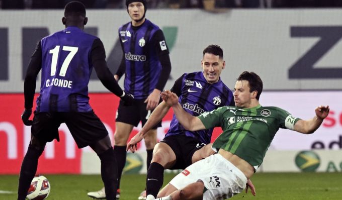 Der FC St.Gallen und FC Zürich liefern sich eine umkämpfte Partie. FC St.Gallen FCZ
