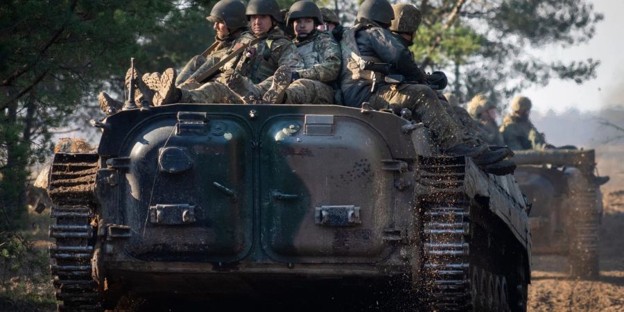 Das ukrainische Militär rechnet mit heftigen Gefechten im Osten und Süden des Landes.