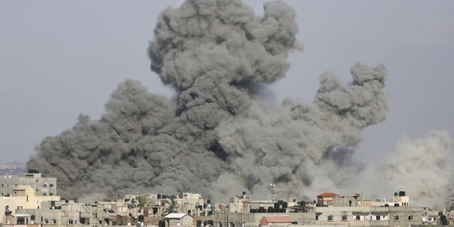 Rauch steigt nach israelischen Luftangriffen über Gebäuden in Rafah auf. Foto: Hatem Ali/AP/dpa