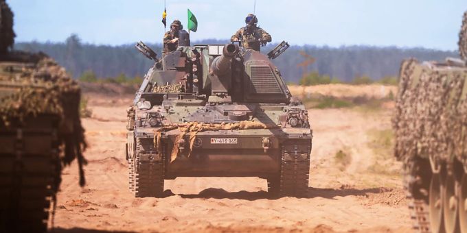 dpatopbilder - ARCHIV - Hintergrund der Neuaufstellung der Nato sind insbesondere die Bedrohungen durch Russland. Foto: Soeren Stache/dpa Nato
