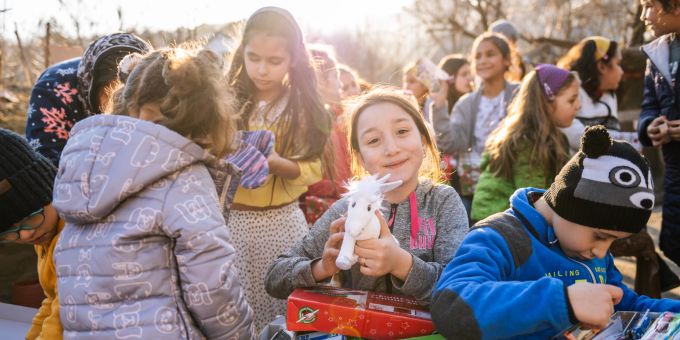 Kinder in Rumänien freuen sich Anfang 2022 über ihre Schuhkartongeschenke aus dem deutschsprachigen Raum. rapperswil jona