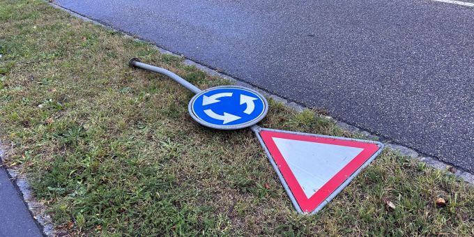 Hornussen AG: Verkehrsschild umgefahren. Hornussen AG Unfall