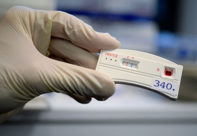 Der Teststreifen an einem Schnelltest auf HIV verfärbt sich bei der Berliner Aids-Hilfe nach der Anwendung mit dem Blut eines Mannes. Britta Pedersen/dpa-Zentralbild/dpa Schnelltest HIV