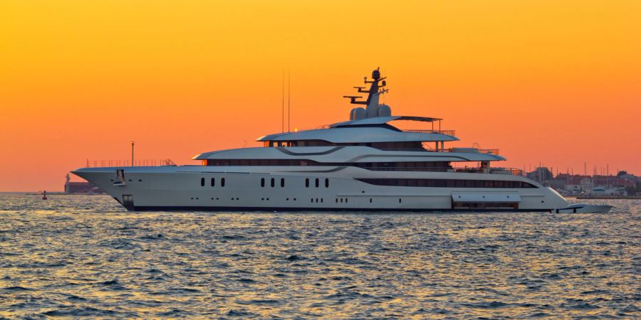 Superyacht im Sonnenuntergang